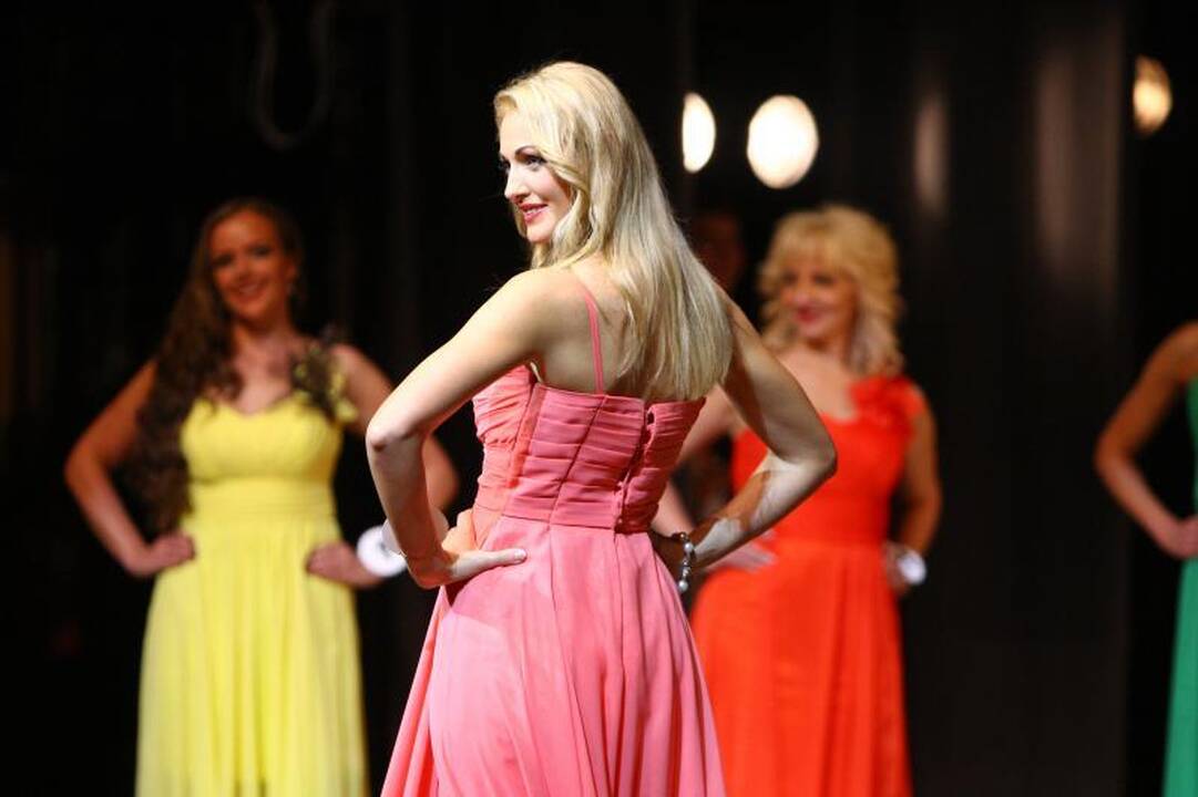 „Lietuvos ponia 2012“ tituluota žavi keturių vaikų mama