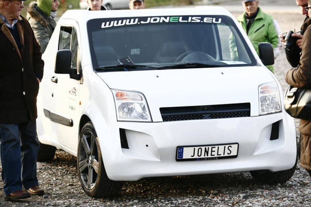 Elektromobilis trasoje sutriuškino tradicinius konkurentus
