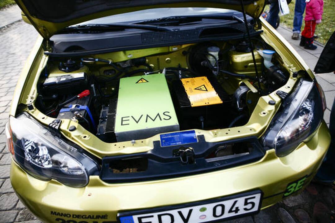 Elektromobilis trasoje sutriuškino tradicinius konkurentus