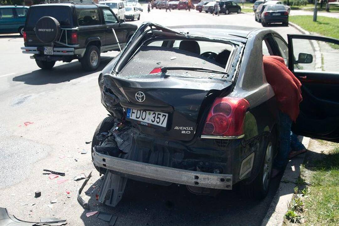 Sąmonę praradęs vairuotojas Šeškinėje taranavo automobilį