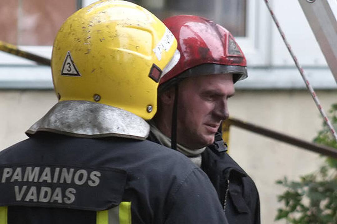 Klaipėdoje užsidegė mašina su joje buvusiais žmonėmis