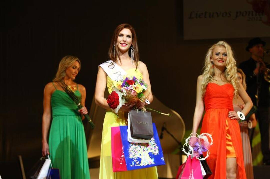 „Lietuvos ponia 2012“ tituluota žavi keturių vaikų mama
