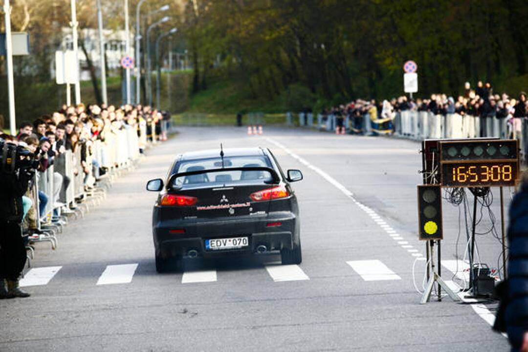 Elektromobilis trasoje sutriuškino tradicinius konkurentus