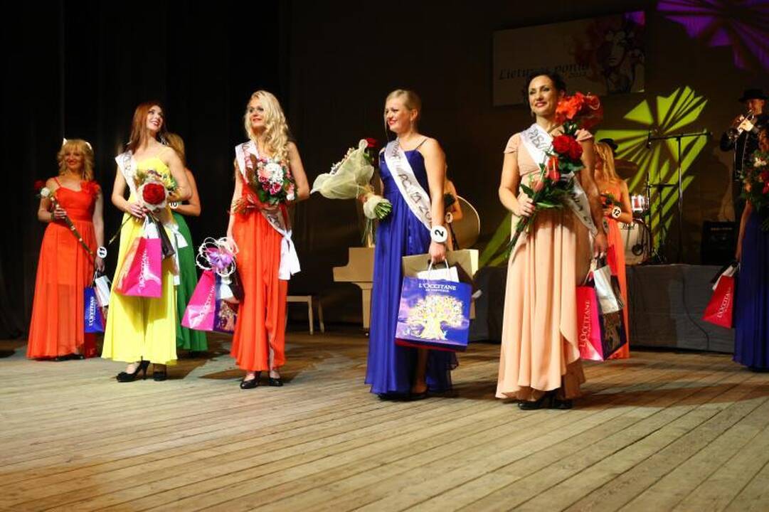 „Lietuvos ponia 2012“ tituluota žavi keturių vaikų mama