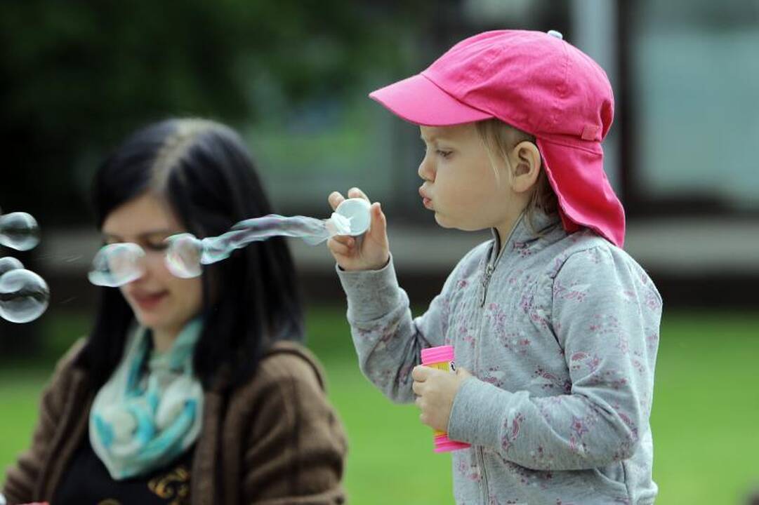 Klaipėdos Atgimimo aikštėje skriejo burbulai