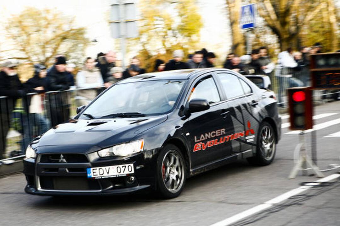 Elektromobilis trasoje sutriuškino tradicinius konkurentus