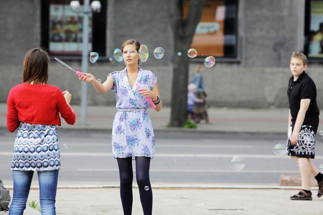Klaipėdos Atgimimo aikštėje skriejo burbulai