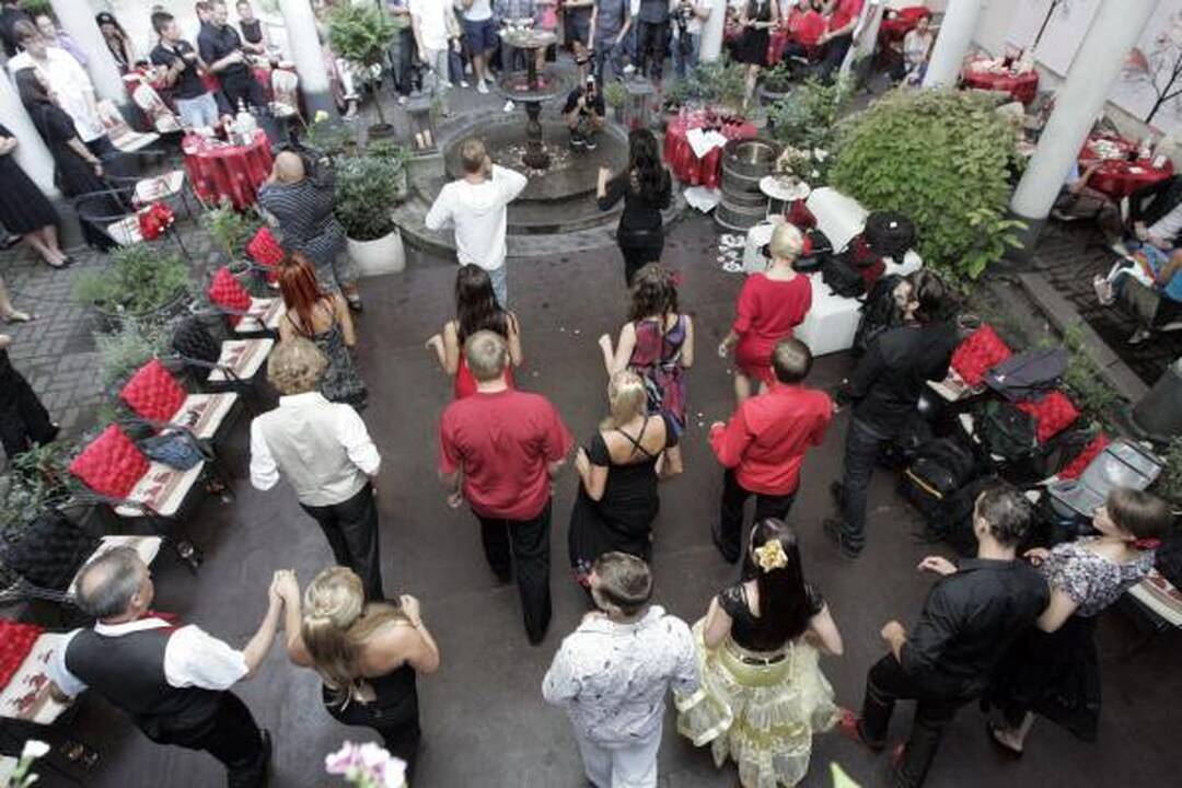 LNK pristatė aistringą "Kviečiu šokti" komandą