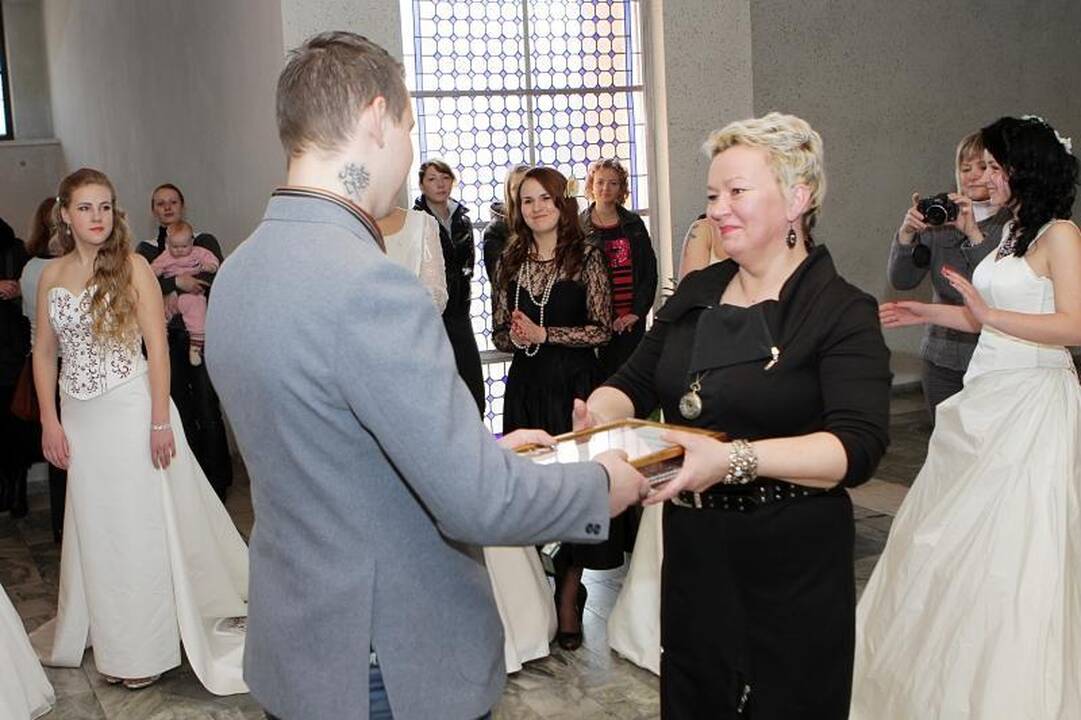 Vestuvinė suknelė – už auką Raudonojo kryžiaus draugijai