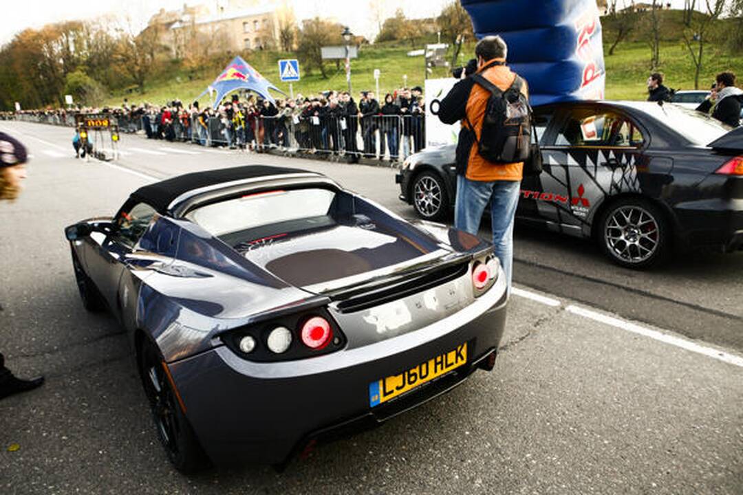 Elektromobilis trasoje sutriuškino tradicinius konkurentus