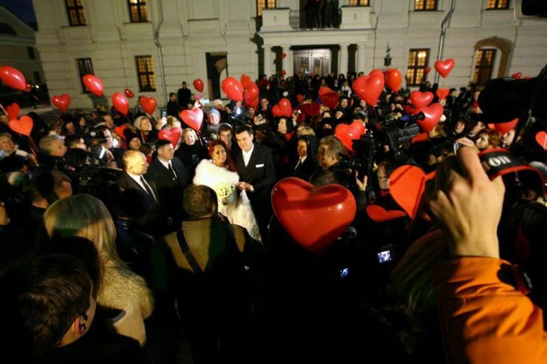 Ištekėjusiai Dž. Butkutei palinkėjo susilaukti 12 vaikų