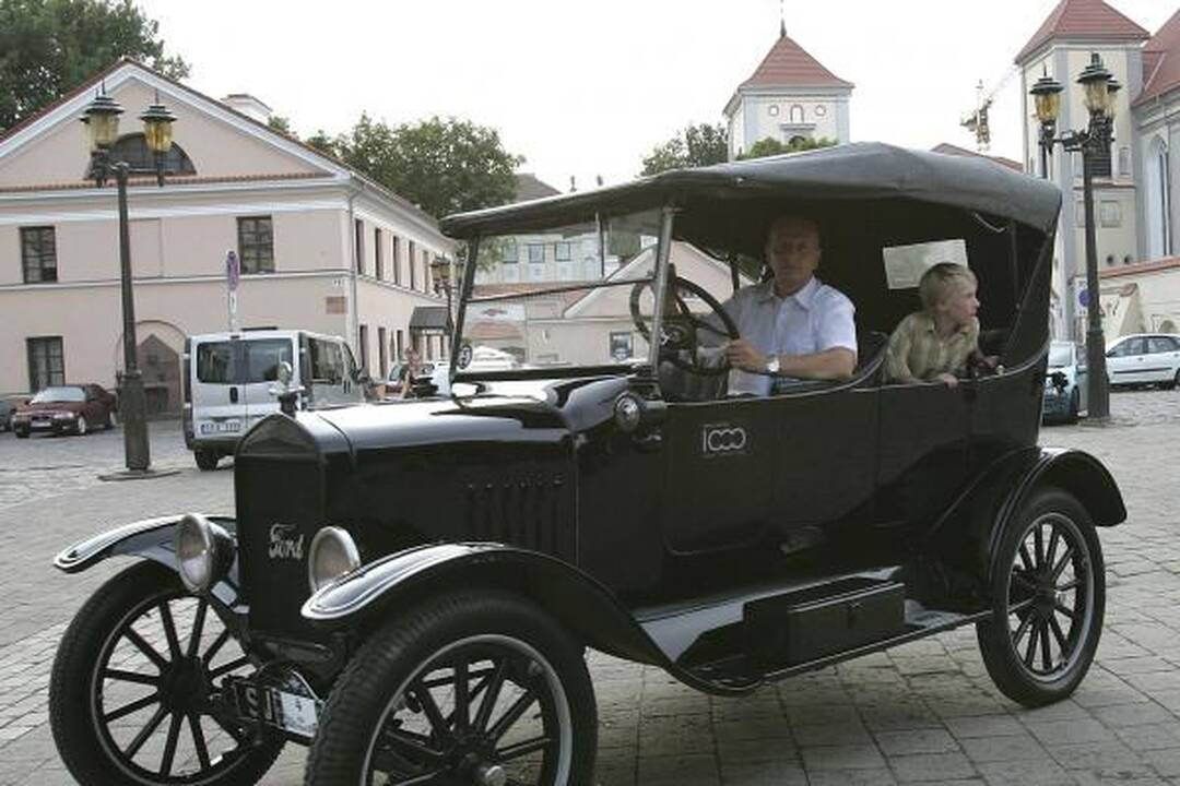 Senoviniai automobiliai atriedėjo į Kauną (papildyta)