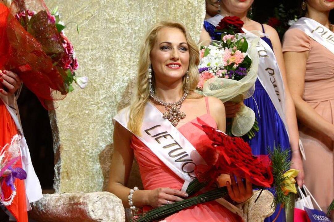 „Lietuvos ponia 2012“ tituluota žavi keturių vaikų mama