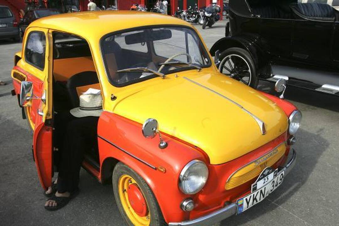 Senoviniai automobiliai atriedėjo į Kauną (papildyta)