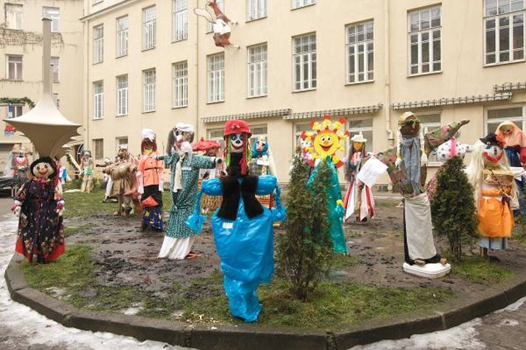 Mokytojų namų kiemelyje - Morių paradas 