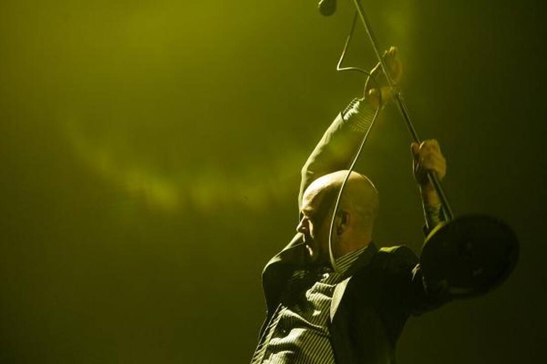„R.E.M.“ lyderis klaupėsi prieš gerbėjus