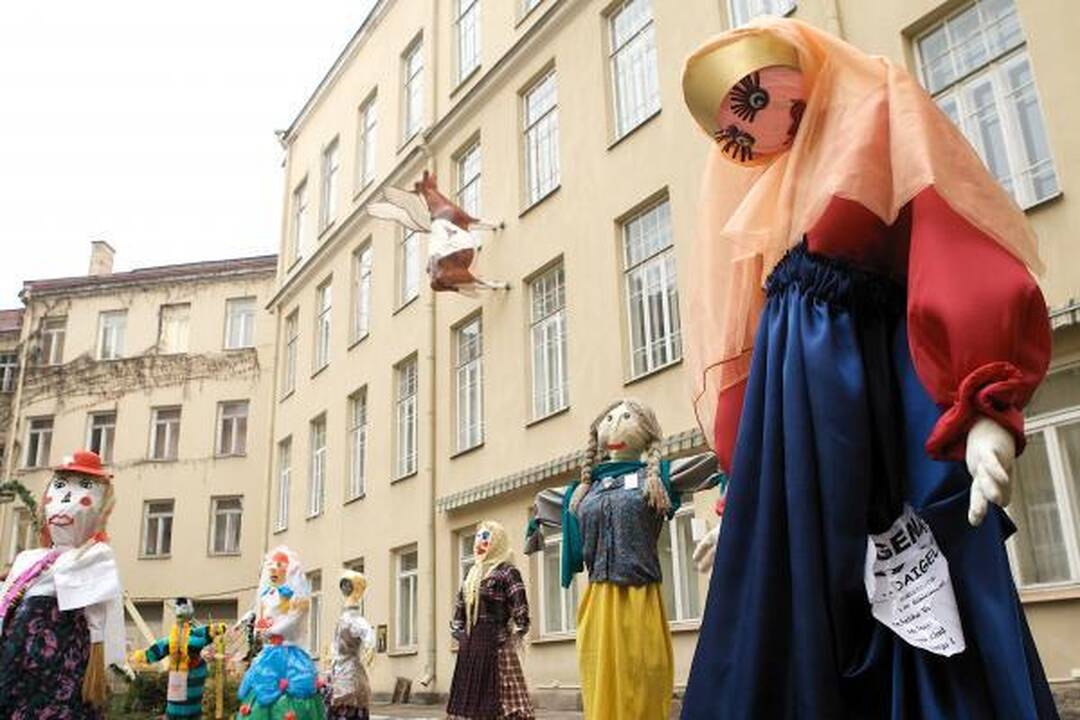 Mokytojų namų kiemelyje - Morių paradas 