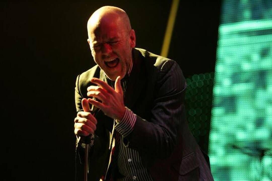 „R.E.M.“ lyderis klaupėsi prieš gerbėjus