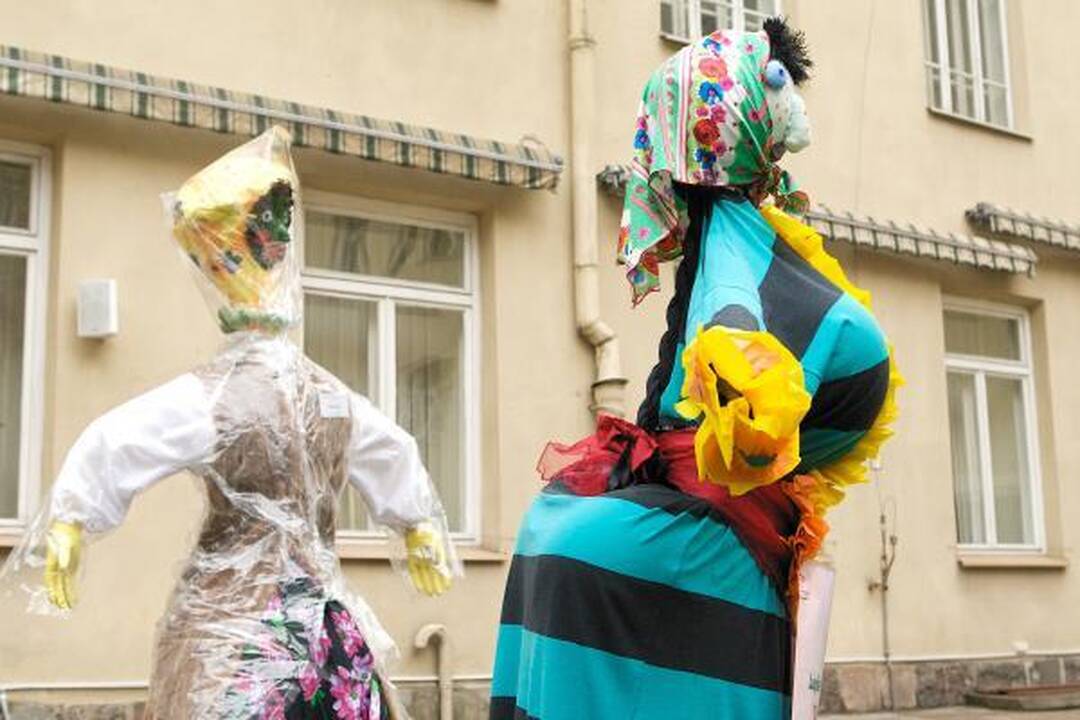 Mokytojų namų kiemelyje - Morių paradas 