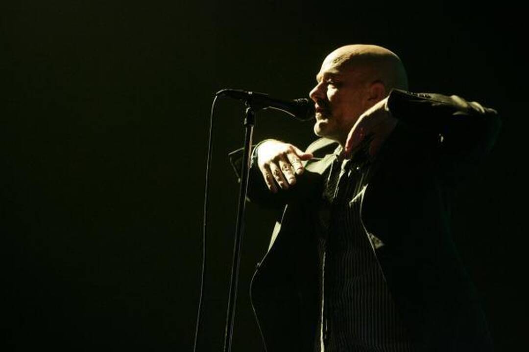 „R.E.M.“ lyderis klaupėsi prieš gerbėjus