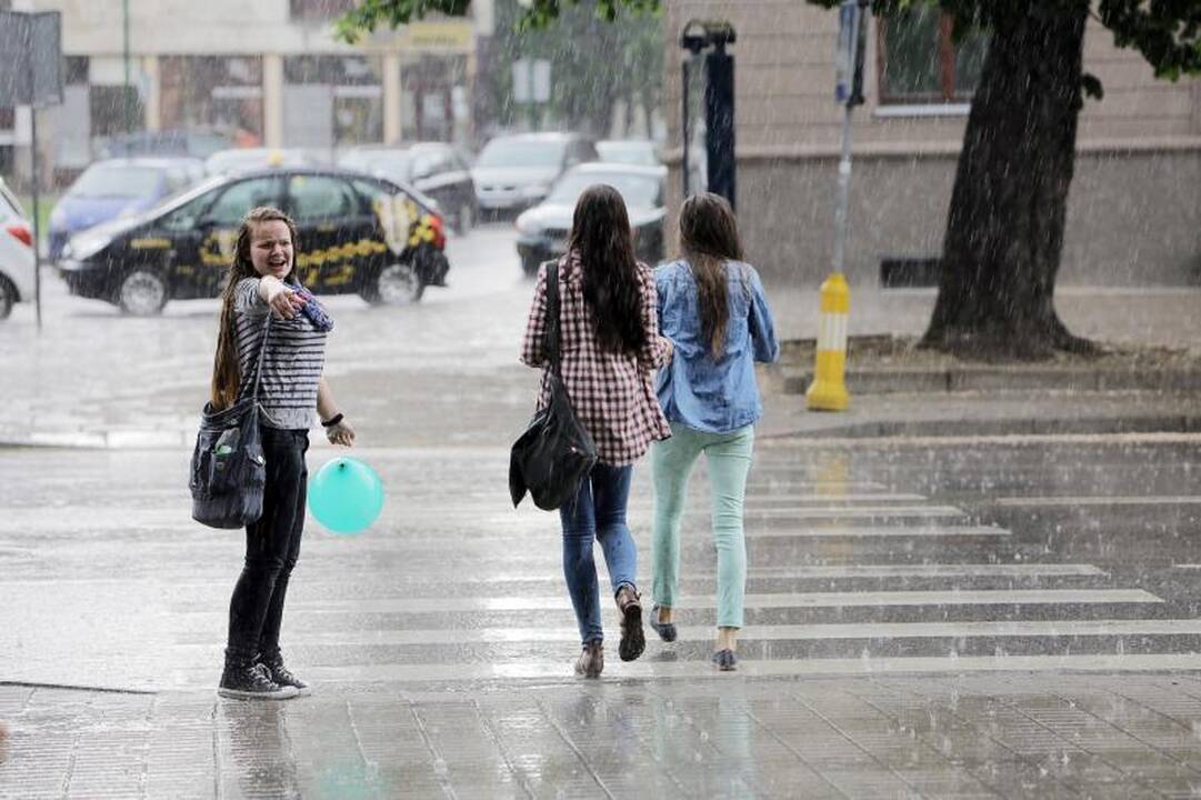 Klaipėdos Atgimimo aikštėje skriejo burbulai