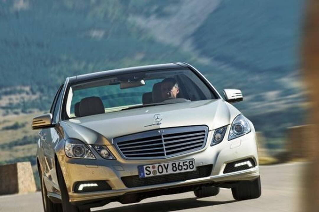 „Mercedes" demonstruoja naująjį E-klasės modelį