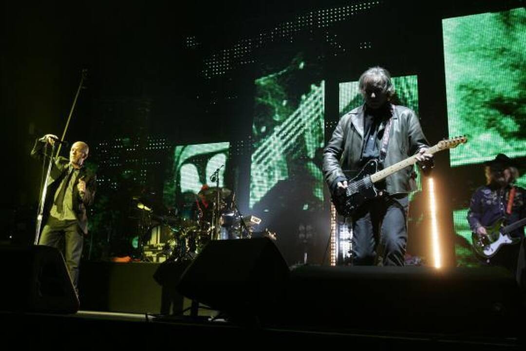 „R.E.M.“ lyderis klaupėsi prieš gerbėjus