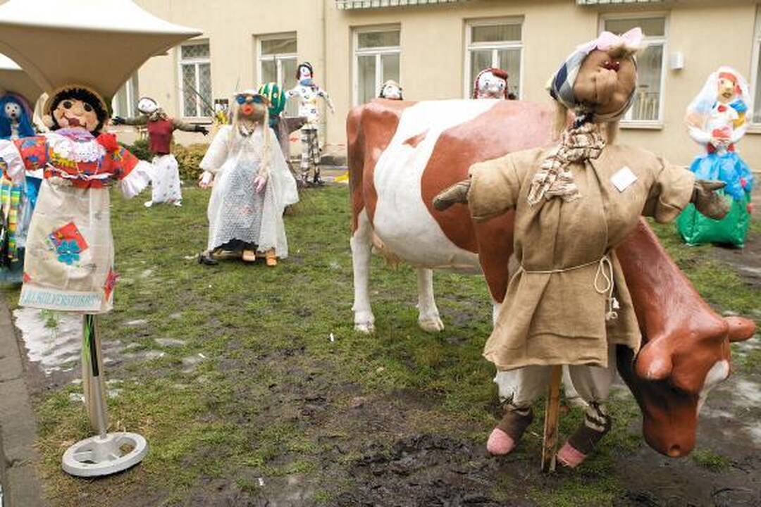 Mokytojų namų kiemelyje - Morių paradas 