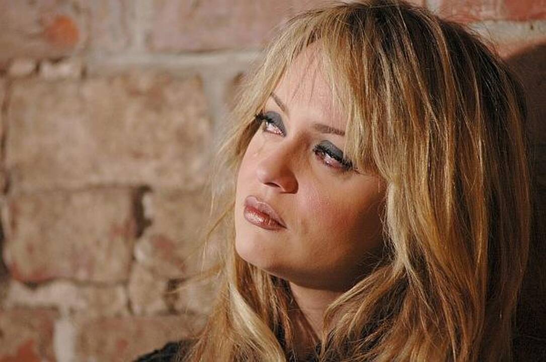 Muilo opera persikėlė į gyvenimą – G.Spanic kariauja su seserimi dvyne 