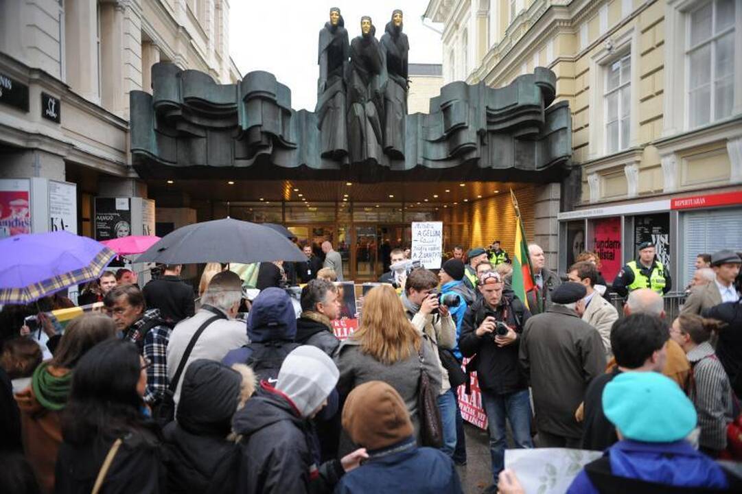 Skandalingo spektaklio žiūrovai aktoriams, režisieriui plojo atsistoję