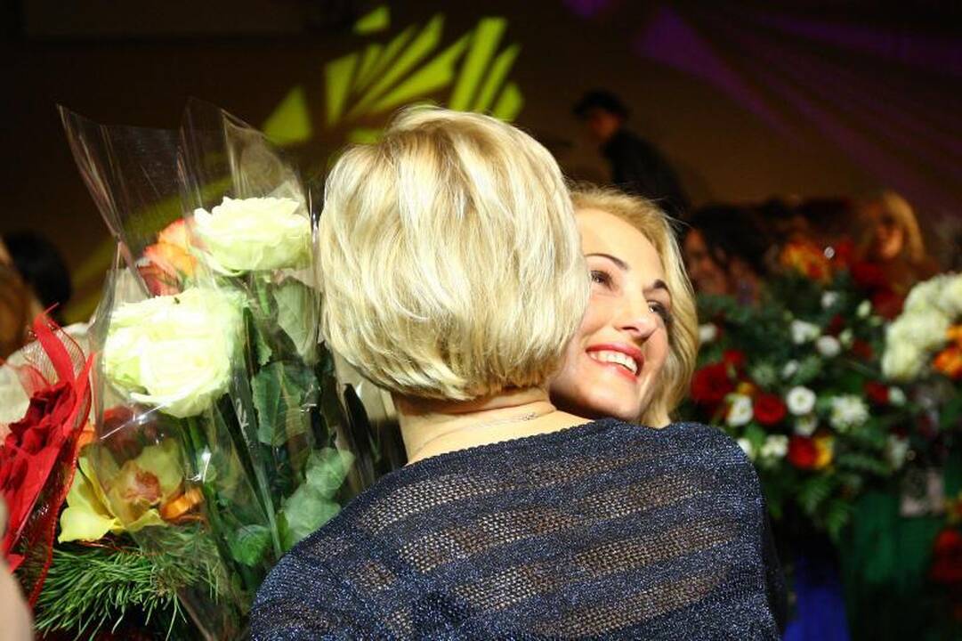 „Lietuvos ponia 2012“ tituluota žavi keturių vaikų mama