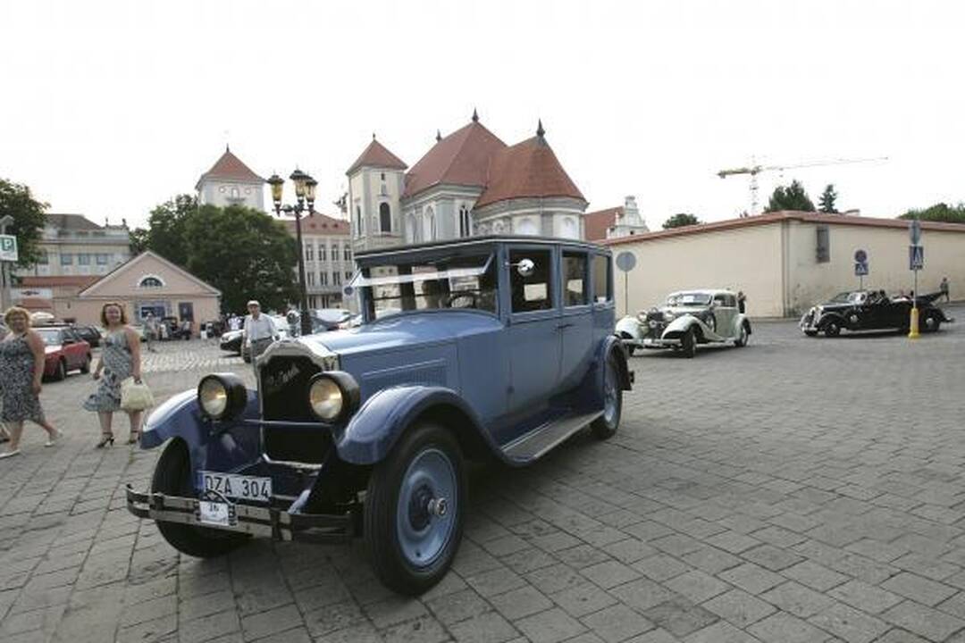 Senoviniai automobiliai atriedėjo į Kauną (papildyta)