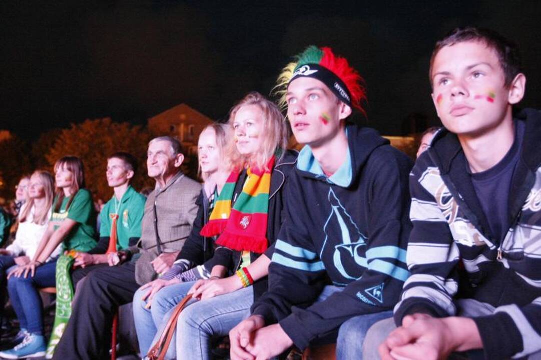 Teatro aikštėje – sirgalių šūksniai už Lietuvos rinktinę