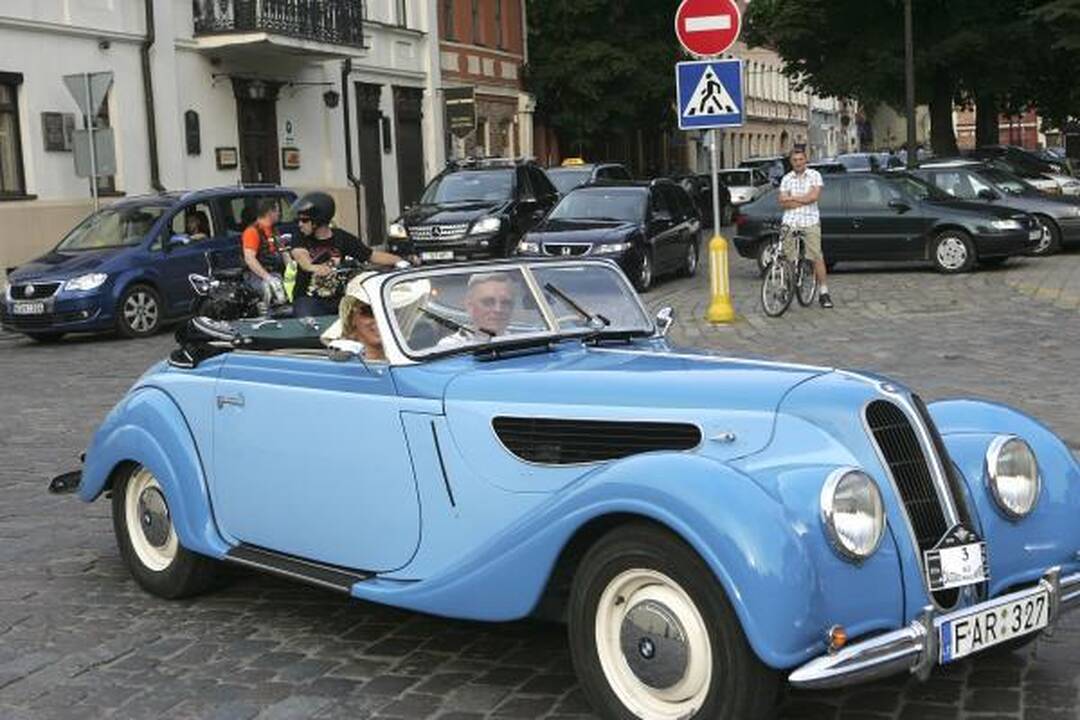 Senoviniai automobiliai atriedėjo į Kauną (papildyta)