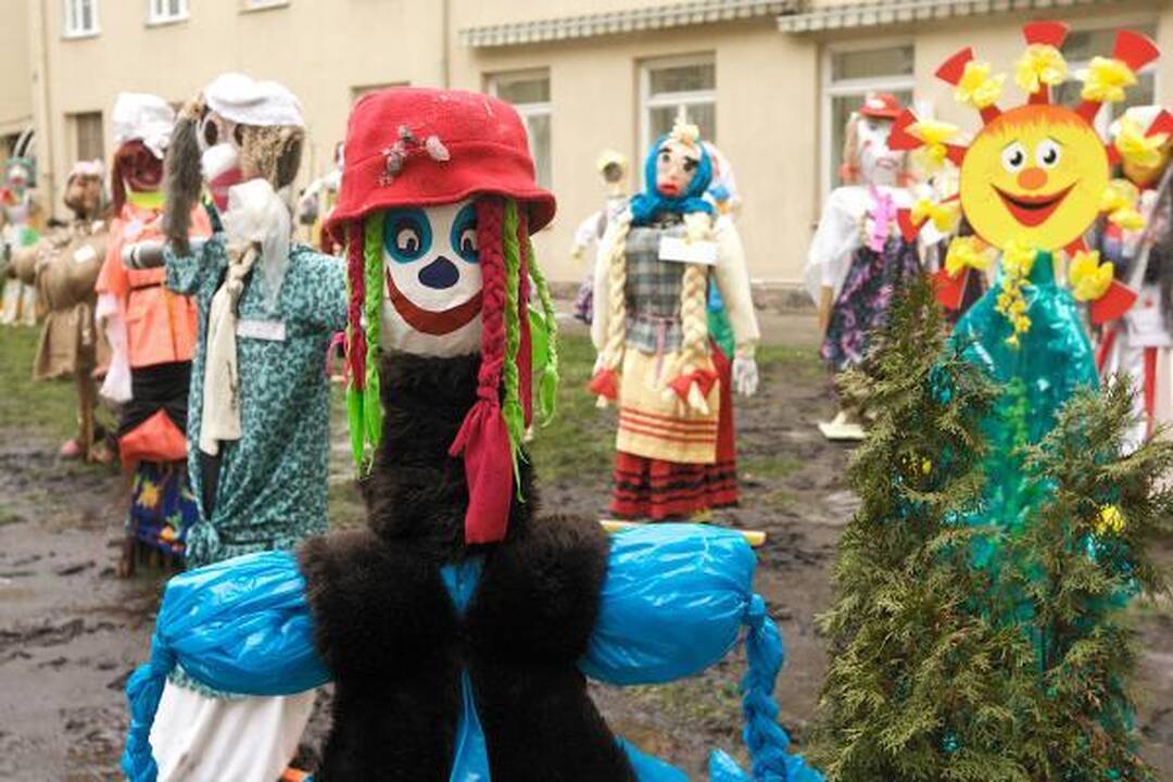 Mokytojų namų kiemelyje - Morių paradas 