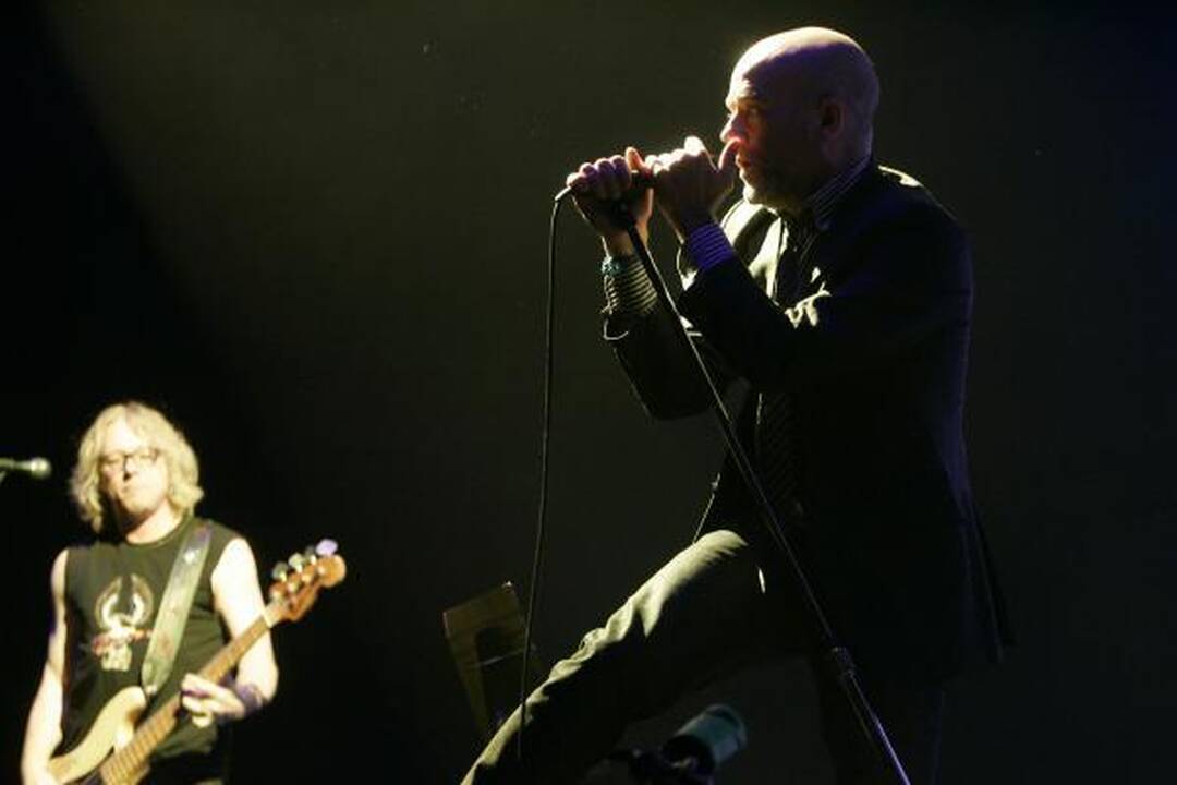 „R.E.M.“ lyderis klaupėsi prieš gerbėjus