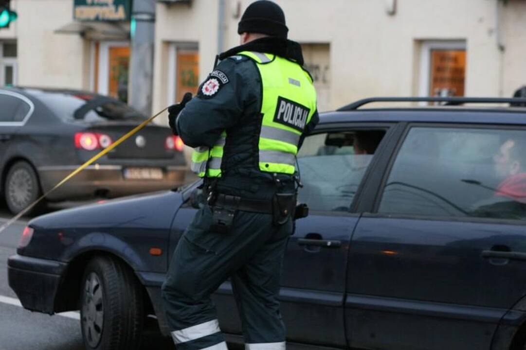 Lėkdamas maždaug 120 km/val. greičiu BMW įlėkė į stotelę