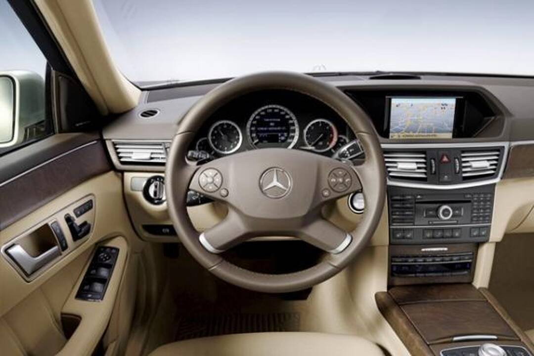 „Mercedes" demonstruoja naująjį E-klasės modelį
