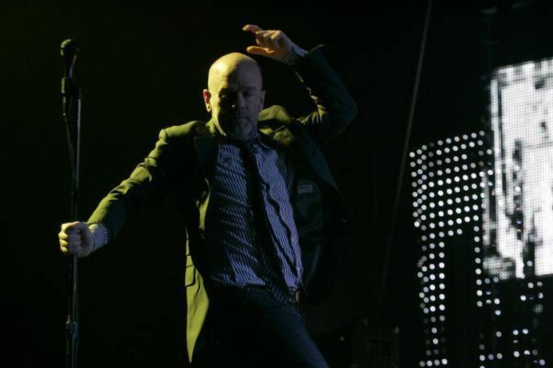 „R.E.M.“ lyderis klaupėsi prieš gerbėjus