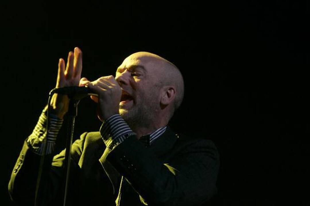 „R.E.M.“ lyderis klaupėsi prieš gerbėjus
