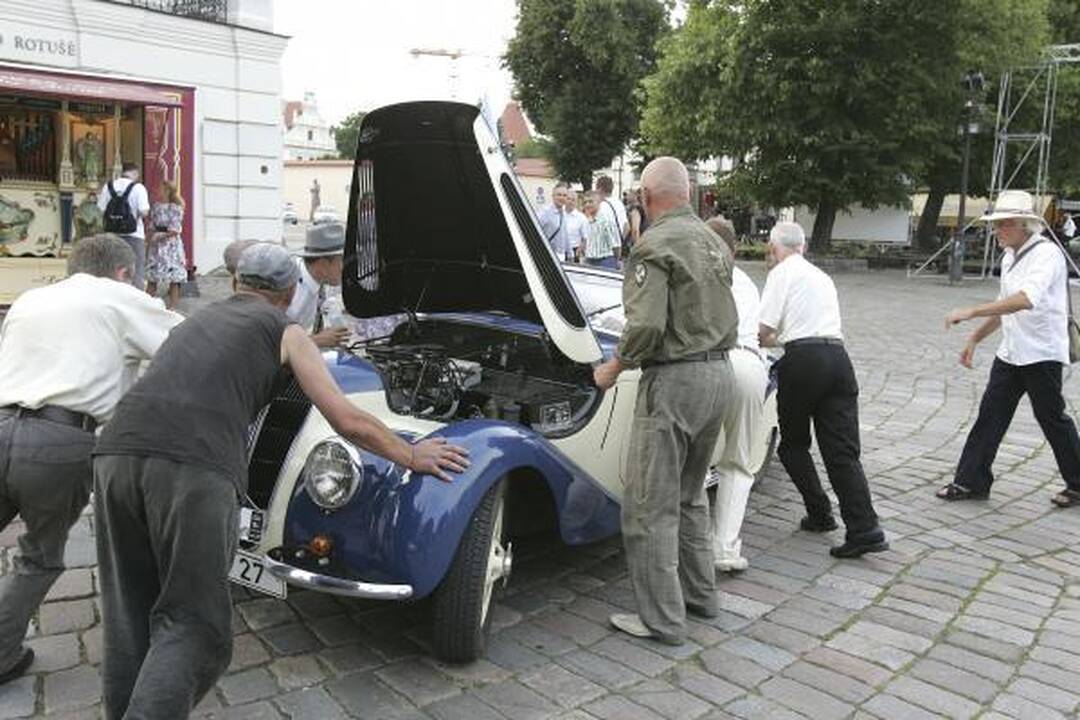 Senoviniai automobiliai atriedėjo į Kauną (papildyta)