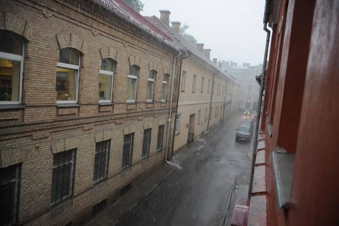 Liūties Vilniuje pasekmės: užlieti rūsiai, atsivėrusi smegduobė