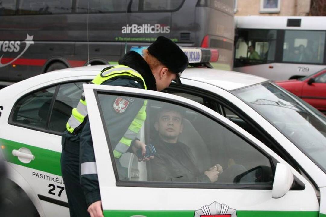 Lėkdamas maždaug 120 km/val. greičiu BMW įlėkė į stotelę