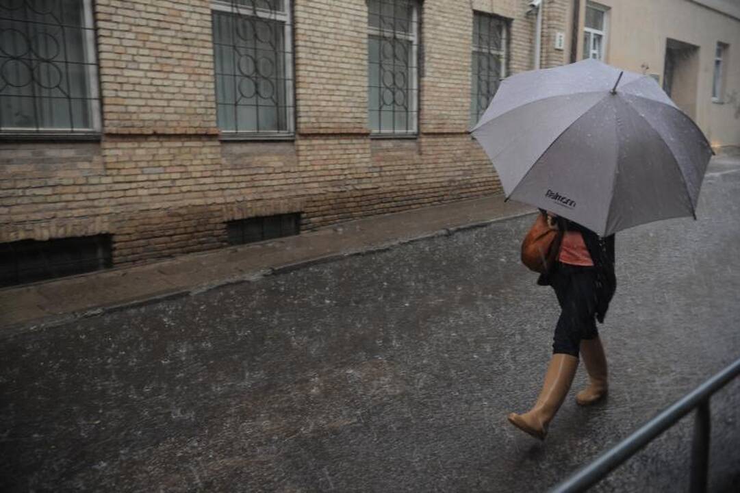 Liūties Vilniuje pasekmės: užlieti rūsiai, atsivėrusi smegduobė