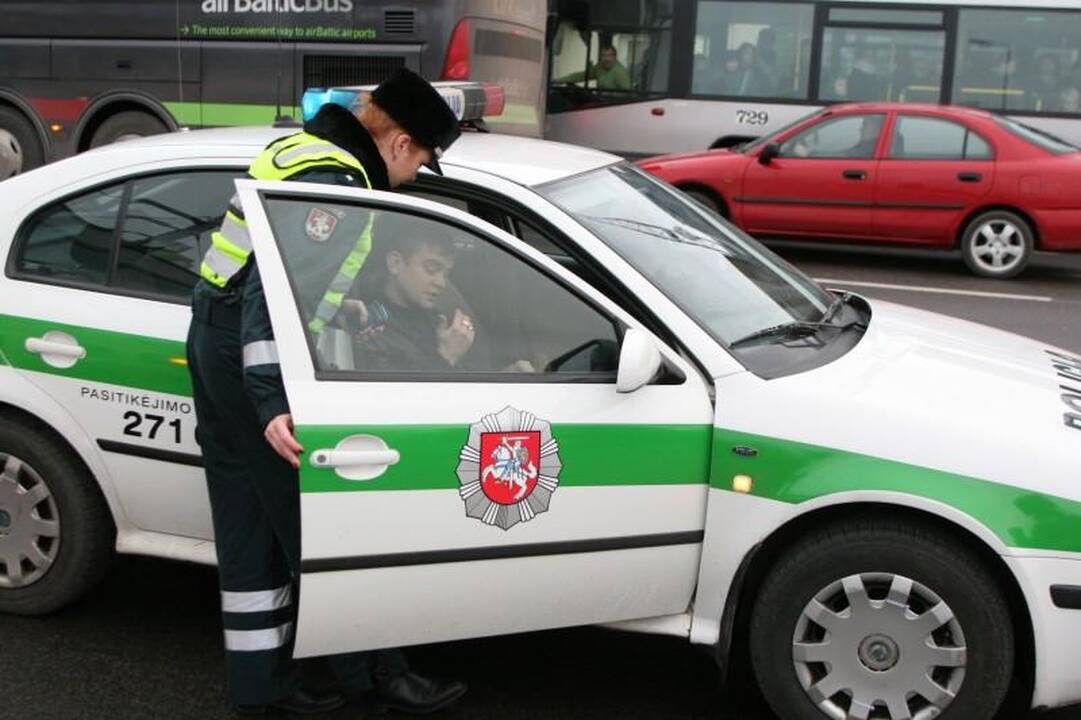 Lėkdamas maždaug 120 km/val. greičiu BMW įlėkė į stotelę