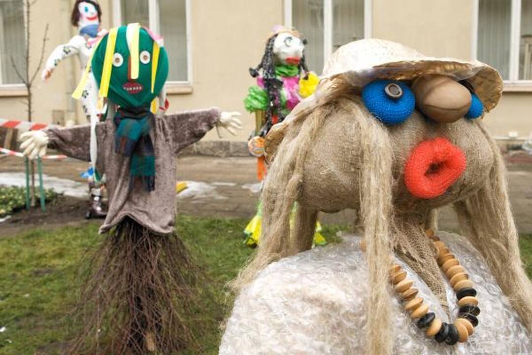 Mokytojų namų kiemelyje - Morių paradas 