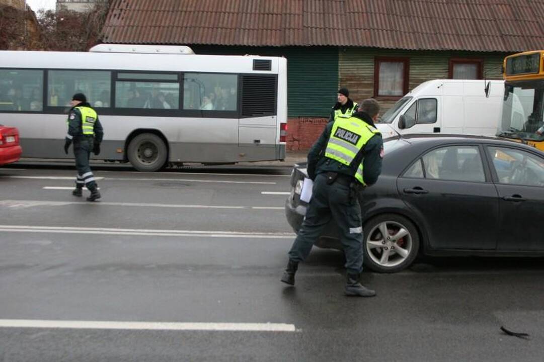 Lėkdamas maždaug 120 km/val. greičiu BMW įlėkė į stotelę