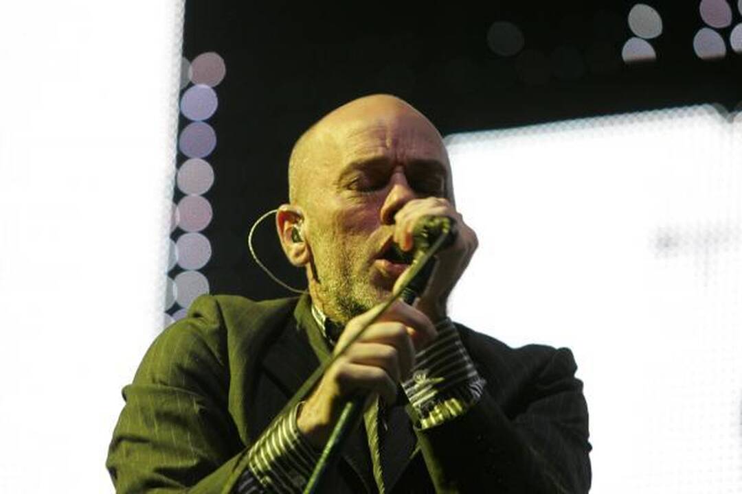 „R.E.M.“ lyderis klaupėsi prieš gerbėjus