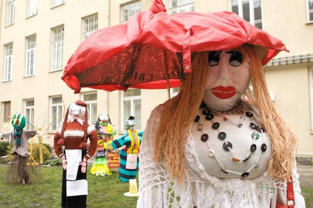 Mokytojų namų kiemelyje - Morių paradas 