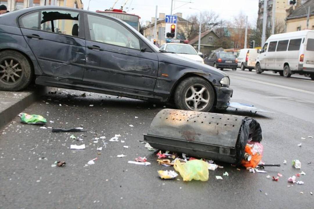 Lėkdamas maždaug 120 km/val. greičiu BMW įlėkė į stotelę